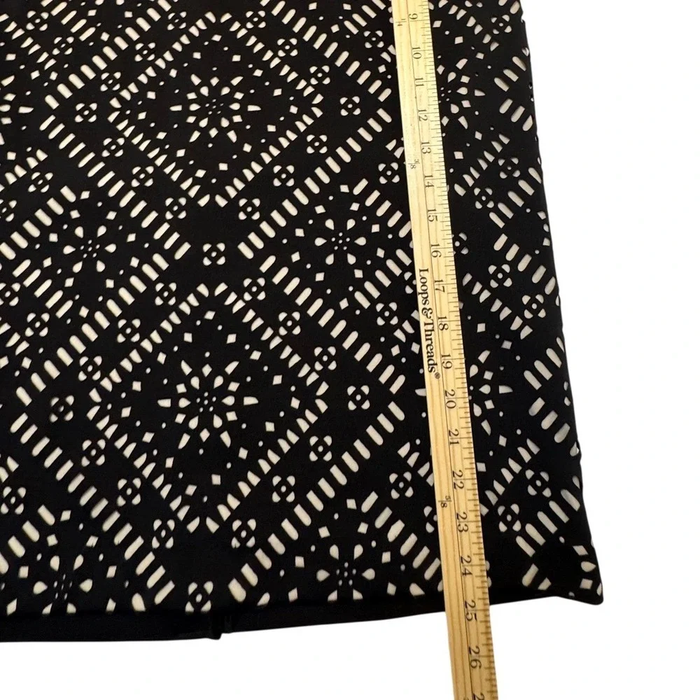 Chicos Black Laser Cut Geometric Pencil Skirt Size 2 Lined Knee Length Office